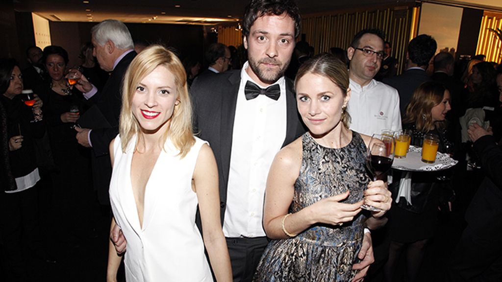 Maggie Civantos disfrutando en la fiesta de Hugo Boss junto a otros invitados