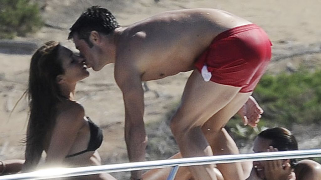 'Busta' y Paula, enamorados en Ibiza como el primer día