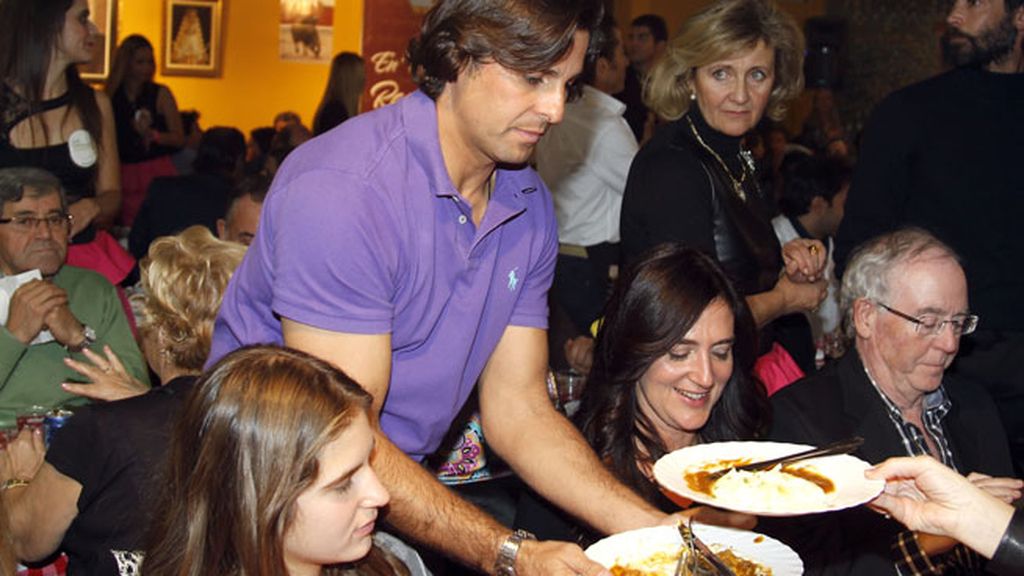 Fran Rivera, Fonsi Nieto y sus chicas, camareros en el rastrillo Nuevo Futuro