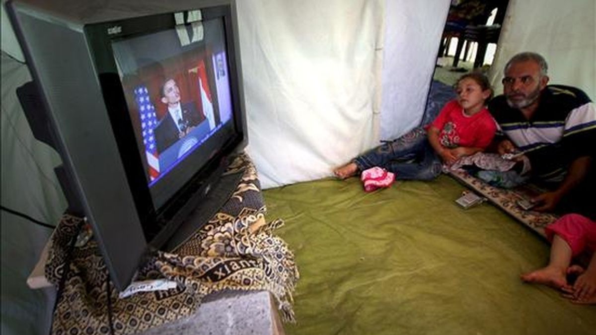 Una familia palestina escucha en Gaza el discurso del presidente estadounidense, Barack Obama. EFE
