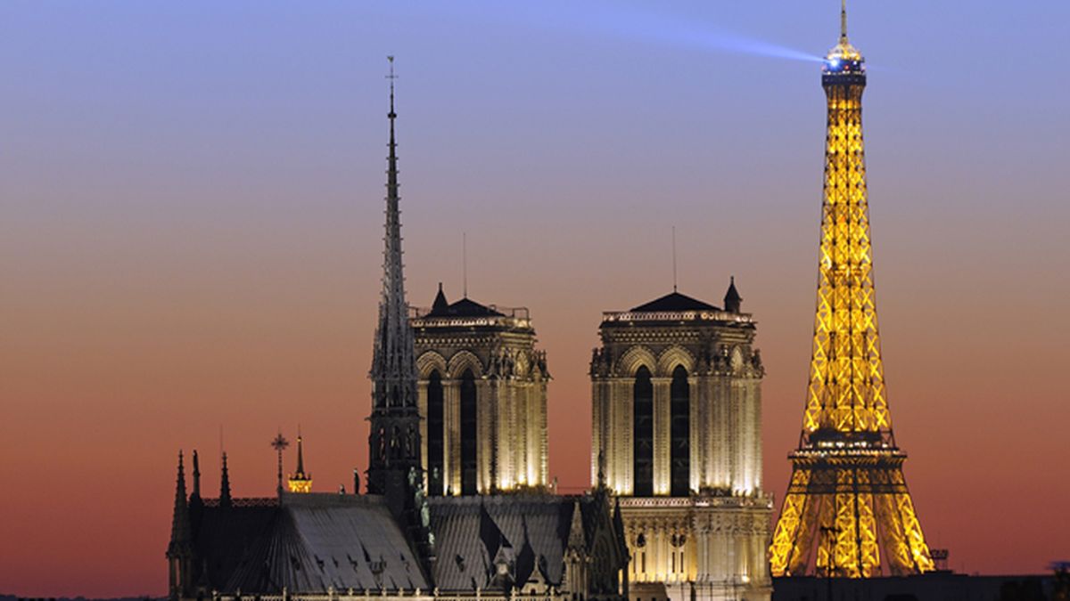 Fotografía nocturna de la Torre Eiffel