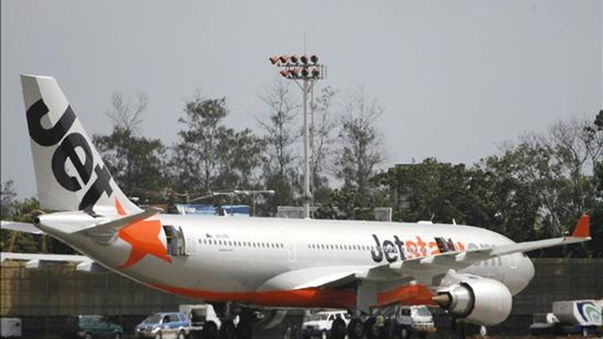 Un avión de la compañía Jetstar tuvo que aterrizar de emergencia por un incendio en la cabina. En la imagen, un avión de Jetstar en el aeropuerto de Denpasar, Bali (Indonesia). EFE/Archivo