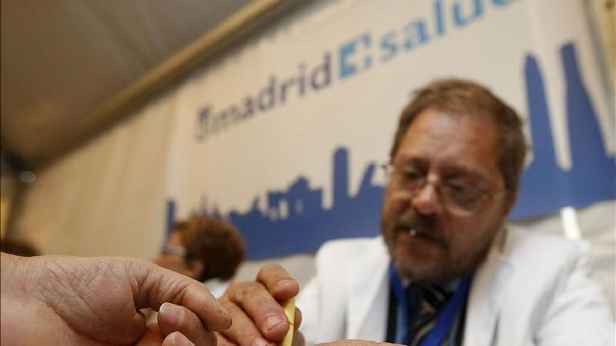 Un médico saca una muestra de sangre a un asistente a la celebración del Día Mundial de la Diabetes