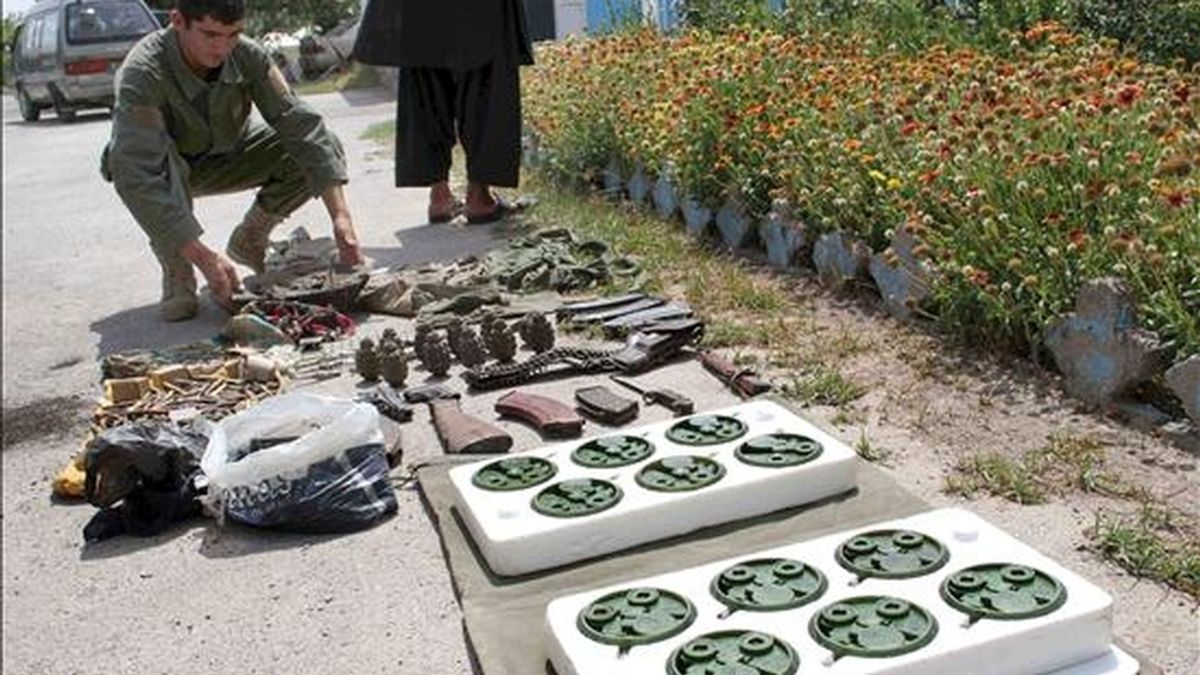 Miembros de las fuerzas de seguridad afganas inspeccionan el armamento y los explosivos que fueron confiscado a presuntos militantes talibanes en Herat, Afganistán. EFE