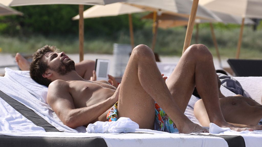 Piqué se divierte en la playa sin Shakira