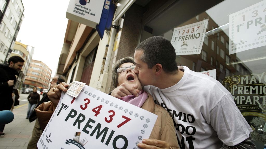 Alegría del lotero que repartido el Gordo en La Coruña