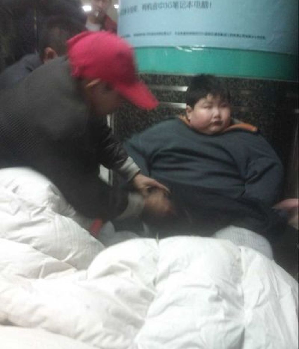 Sus padres lo dejan tirado en la calle por ser obeso