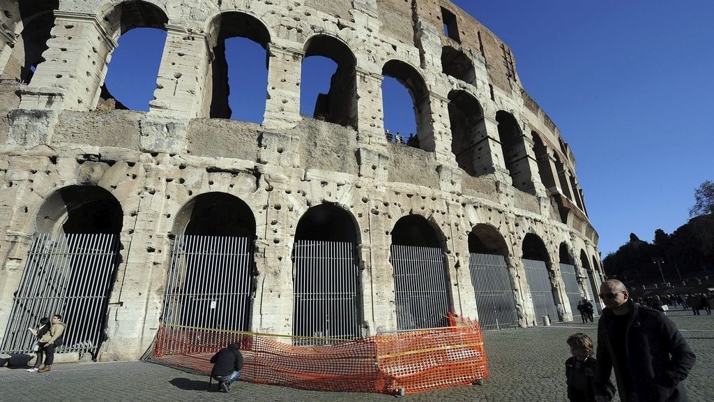 Se desprende un fragmento del Coliseo de Roma