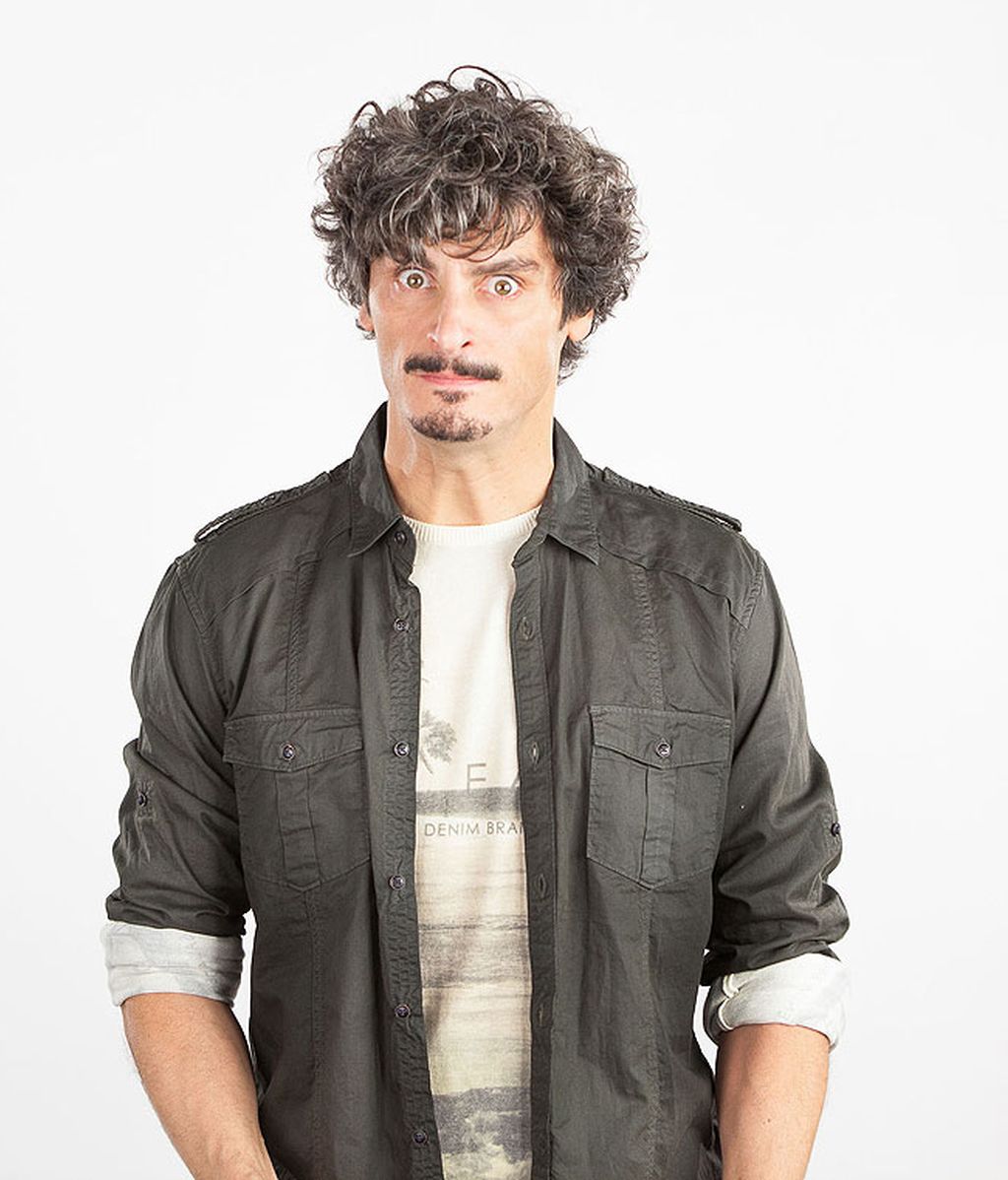 Lola, decidida a convertirse en el ama de casa perfecta, y Javi, agobiado por las cargas familiares