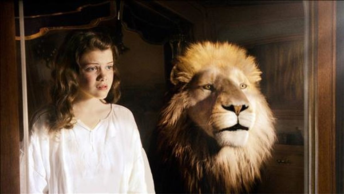 Fotograma cedido por 20th Century Fox donde aparece la actriz Georgie Henley en el papel de Lucy junto al León Aslan, durante una escena de la película "The Chronicles of Narnia: The Voyage of the Dawn Treader". EFE