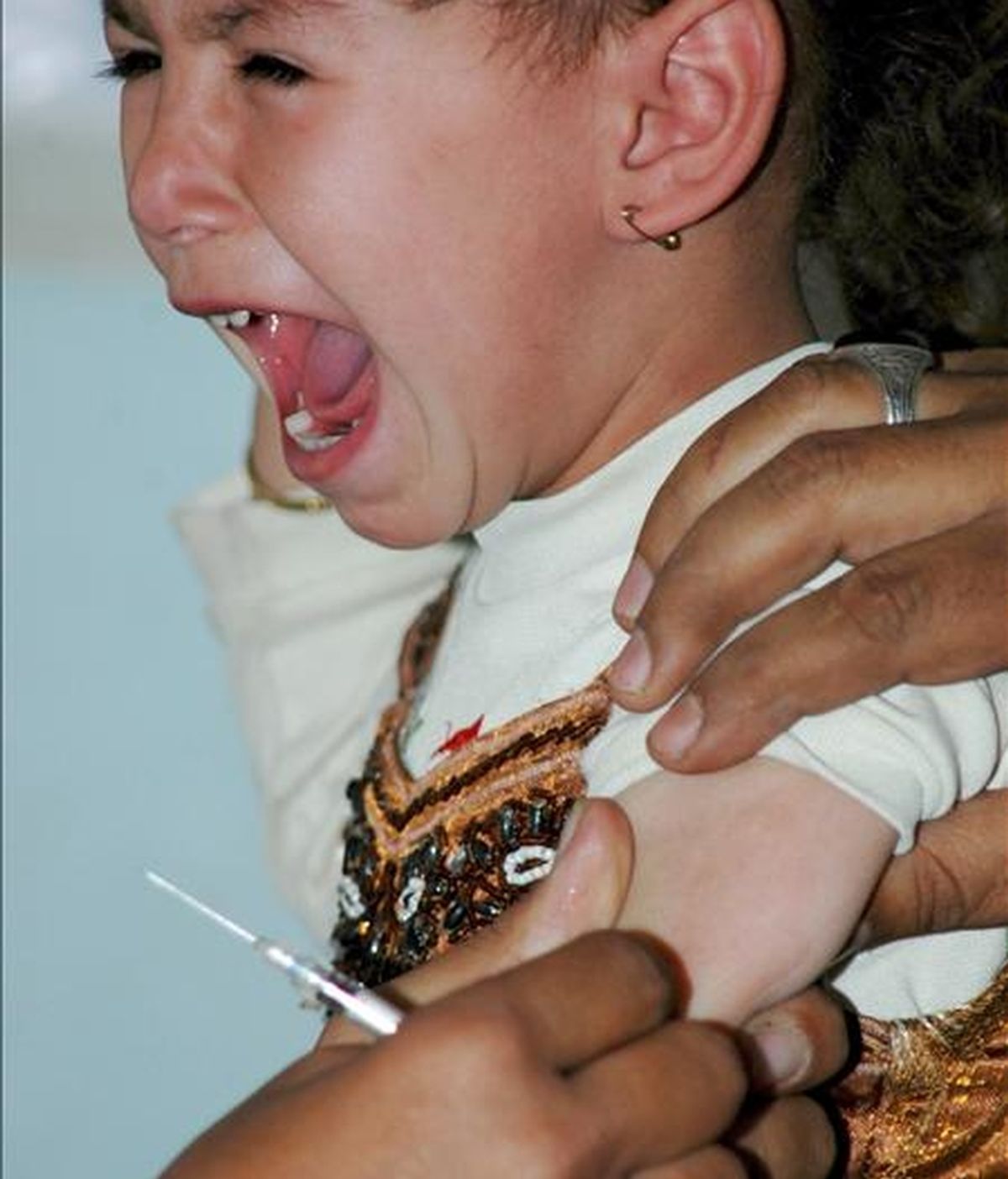 Una niña yemení llora mientras es vacunada en un centro de salud en Saná, Yemen. EFE/Archivo