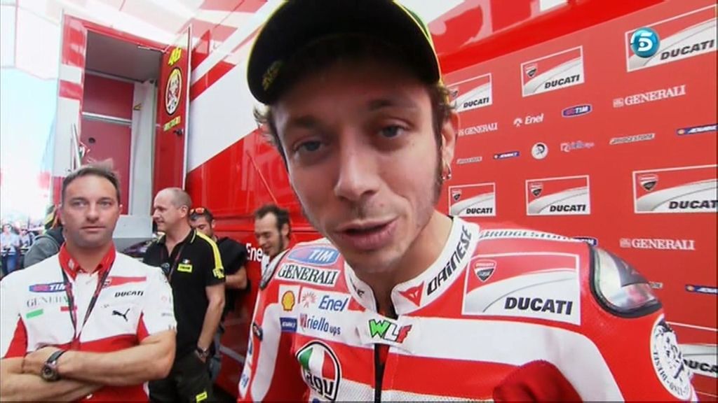 Rossi saluda a la cámara de Mediaset en San Marino