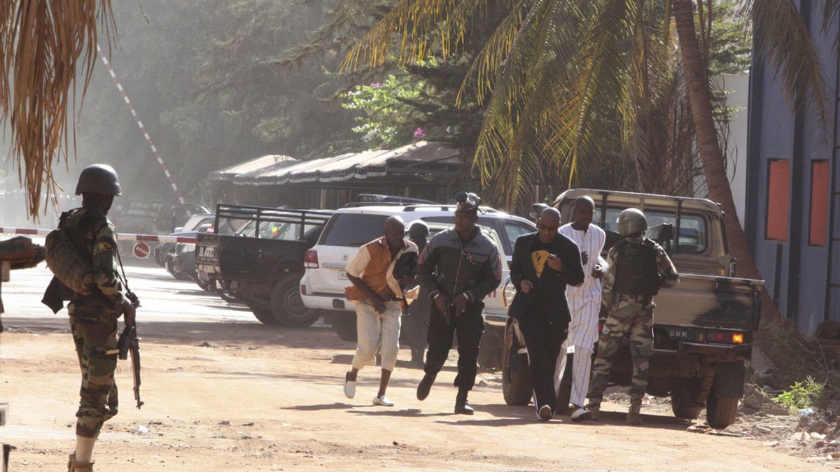 La gente sale corriendo del hotel Radisson en Bamako, asaltado por yihadistas