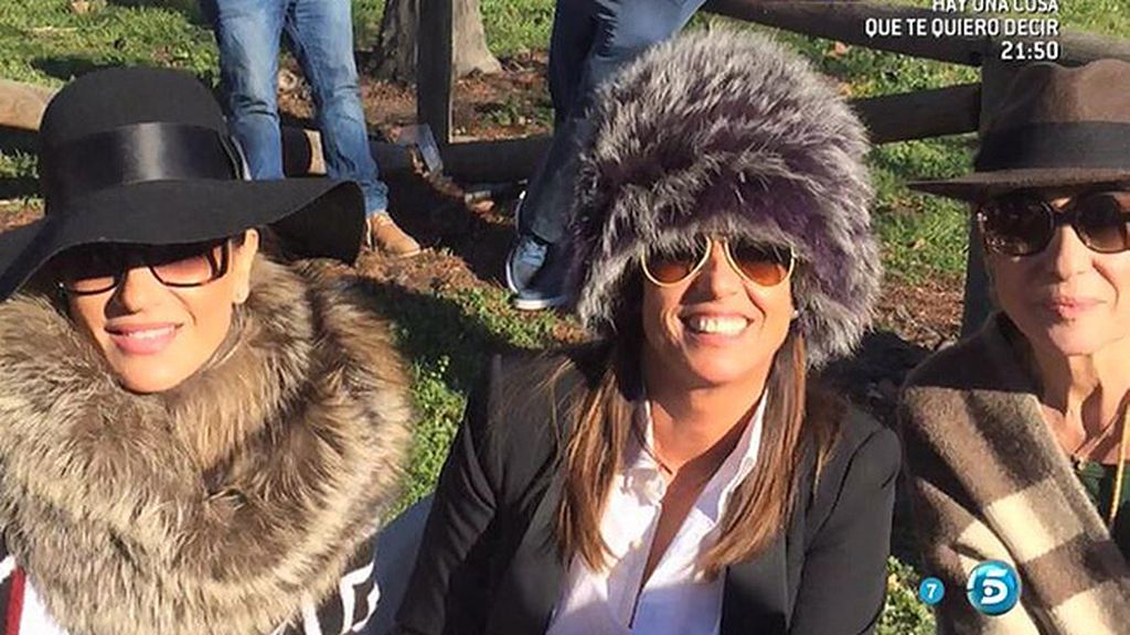 Los colaboradores bromean con los sombreros que ambas lucían