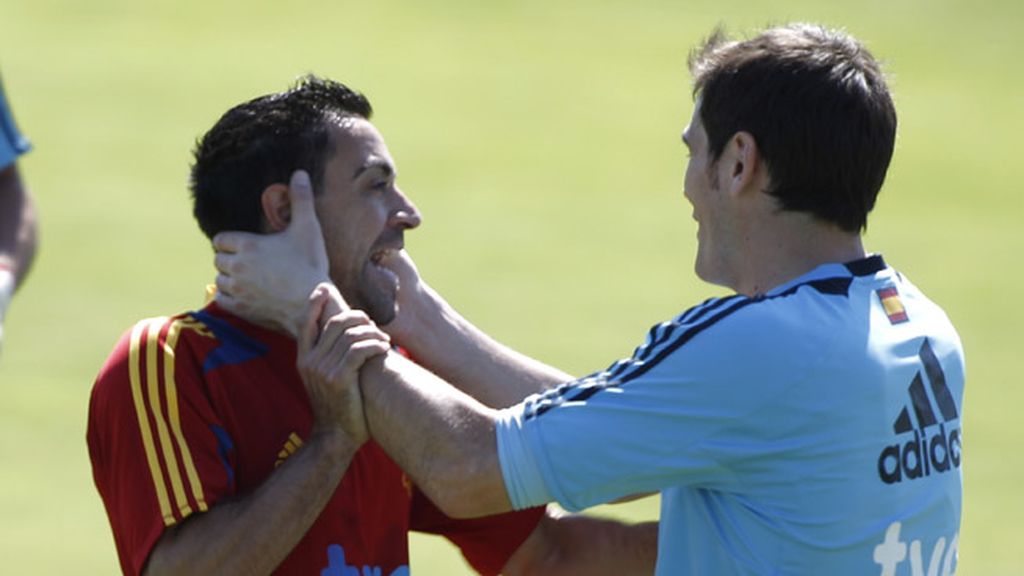 Xavi y Casillas, rivalidad a sonrisas y abrazos
