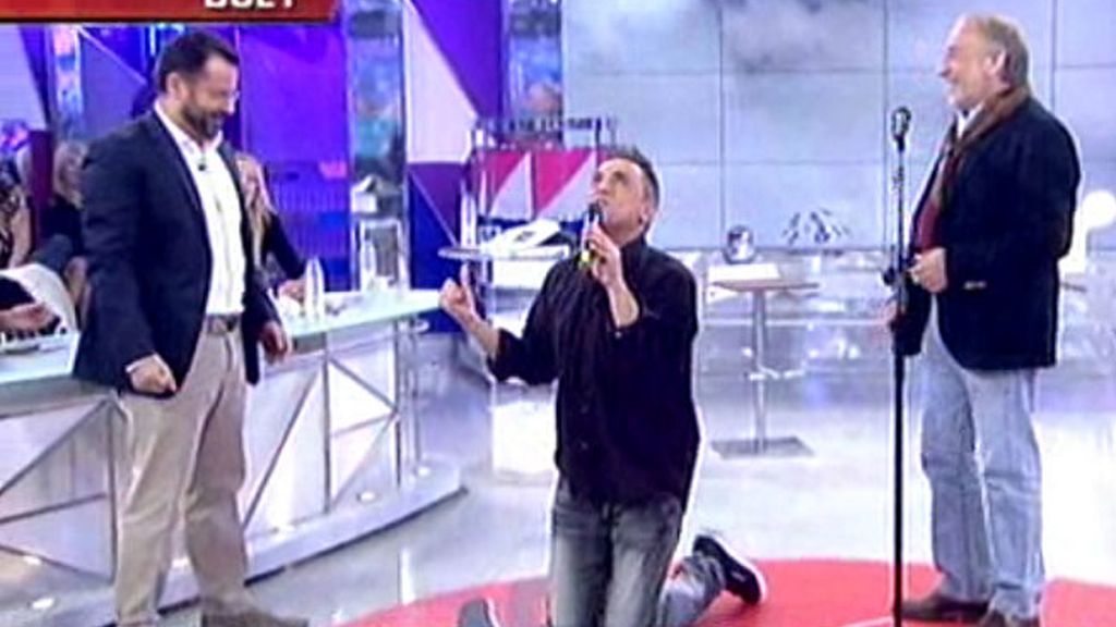El colaborador despliega sus dotes como cantante