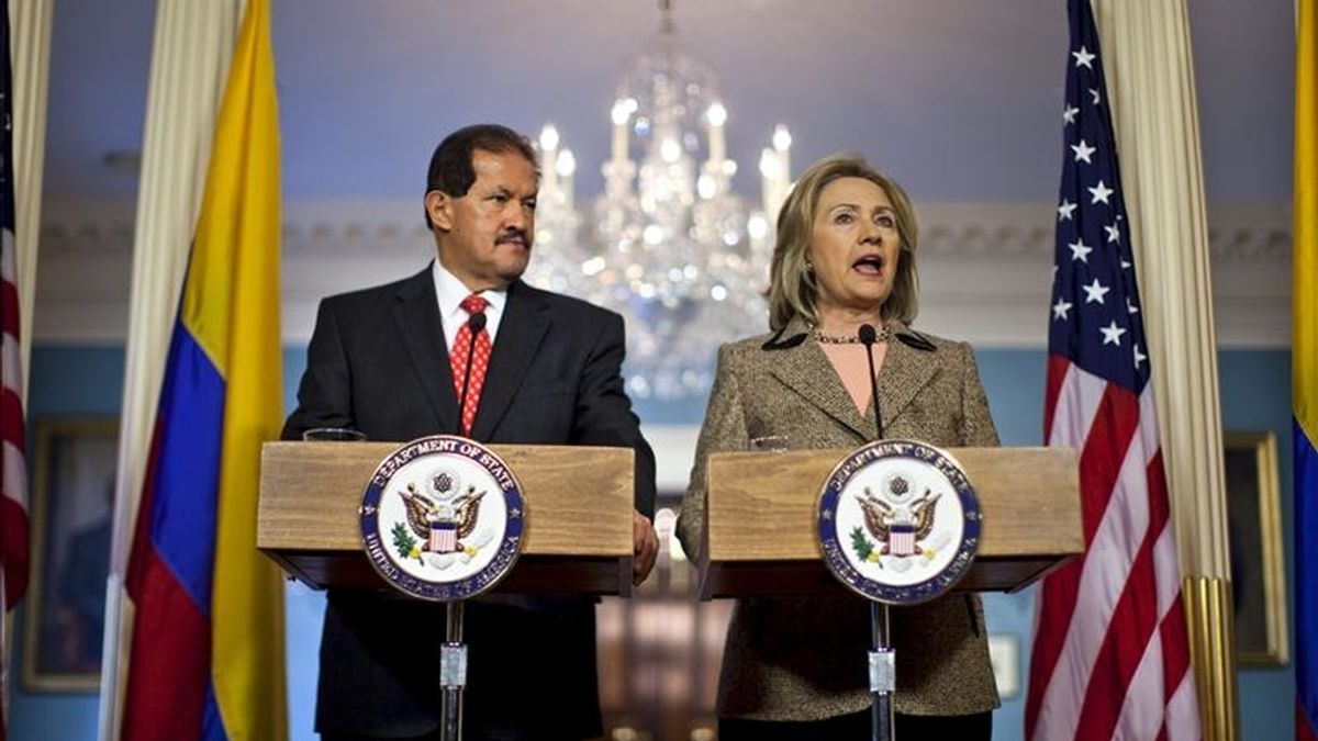 La secretaria de Estado de EEUU, Hillary Clinton, (d), y el vicepresidente de Colombia, Angelino Garzón, (i), comparecen ante los medios al término de su reunión, en Washington, Estados Unidos. EFE