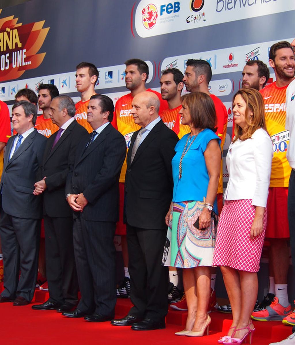 Foto de grupo con las autoridades