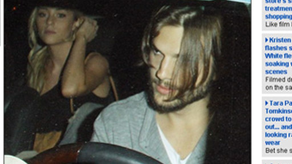 La joven rubia aparece en la imagen sentada en el asiento trasero del coche del actor que está al volante. La joven rubia aparece en la imagen sentada en el asiento trasero del coche del actor que está al volante.