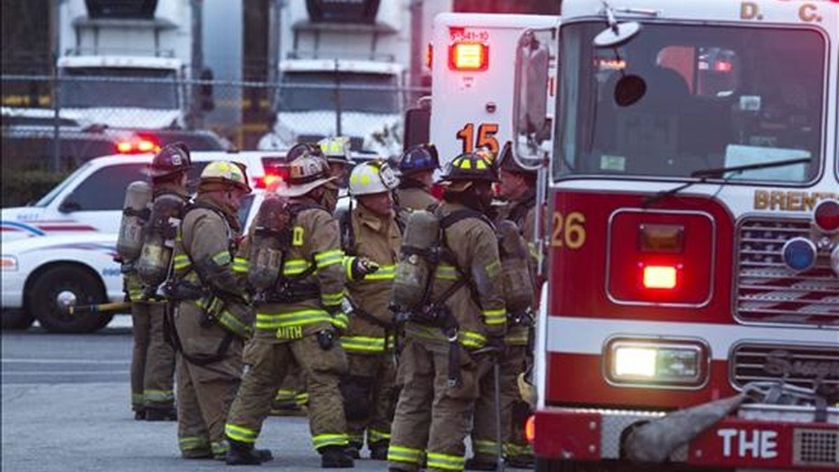 Un equipo de bomberos se preparan para ingresar al edificio de una oficina postal de Washington D.C (EEUU) donde apareció un paqueto explosivo. EFE