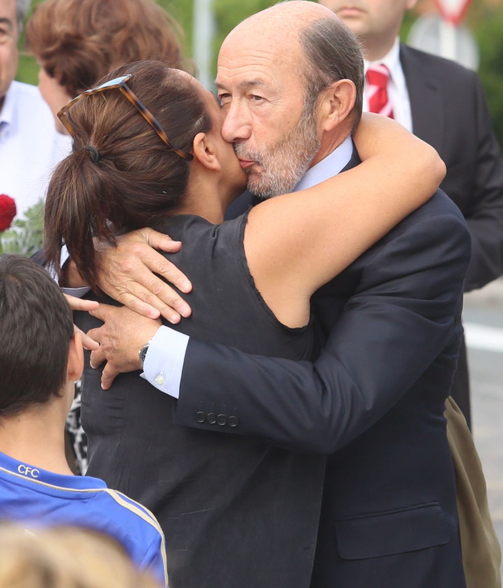 Sus compañeros de partido y amigos arropan a la familia