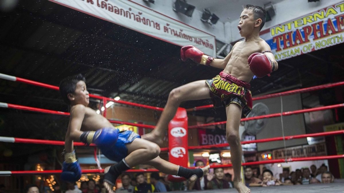 Focus es derribado por su oponente en el último asalto de su pelea en el estadio Thapae Muay tailandés en Chiang Mai.