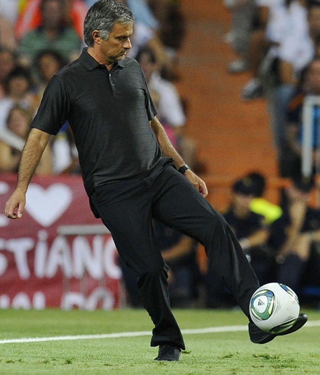 Mourinho controla un balón que sale fuera del campo