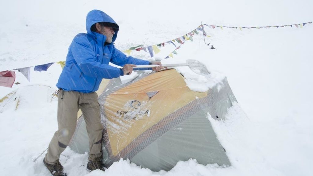 La nevada les obliga a regresar al campo base