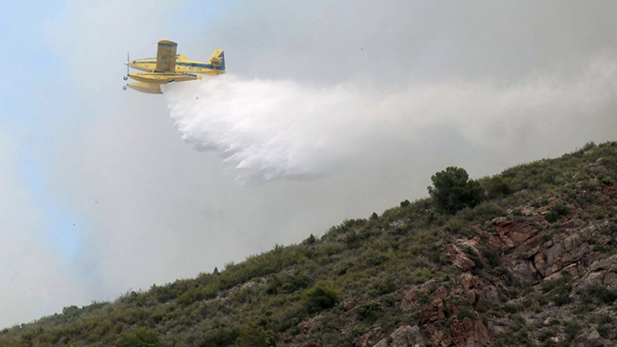 Catorce medios aéreos trabajan en la extinción del incendio forestal de La Vall d'Uixò