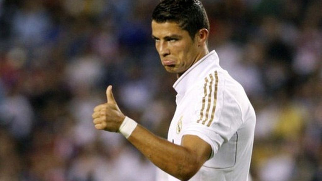 En el lateral, en el flequillo, doble raya...