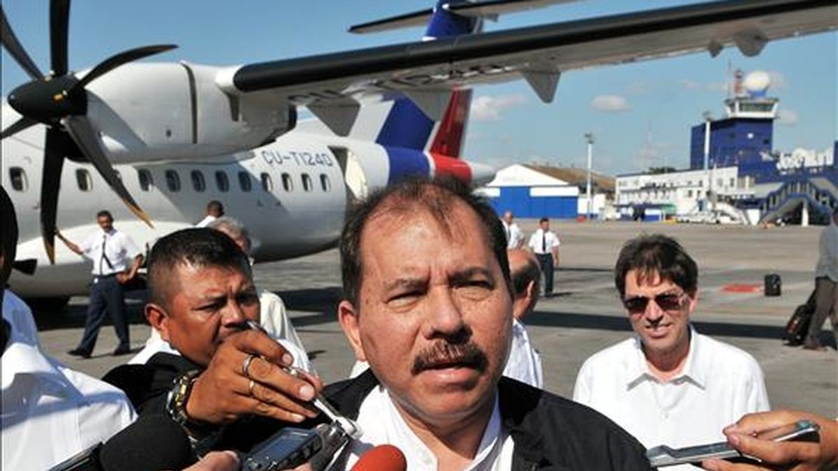 El presidente de Nicaragua, Daniel Ortega, conversa con la prensa el pasado 2 de abril a su llegada a La Habana (Cuba). EFE