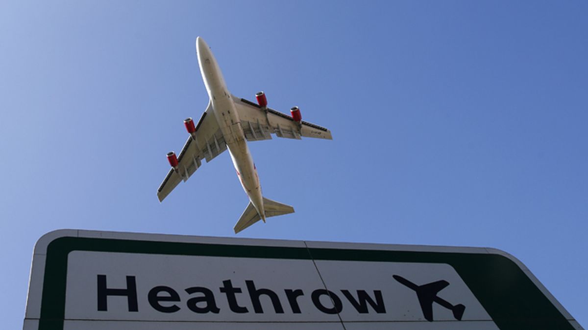 Un avión despega del aeropuerto londinense de Heathrow