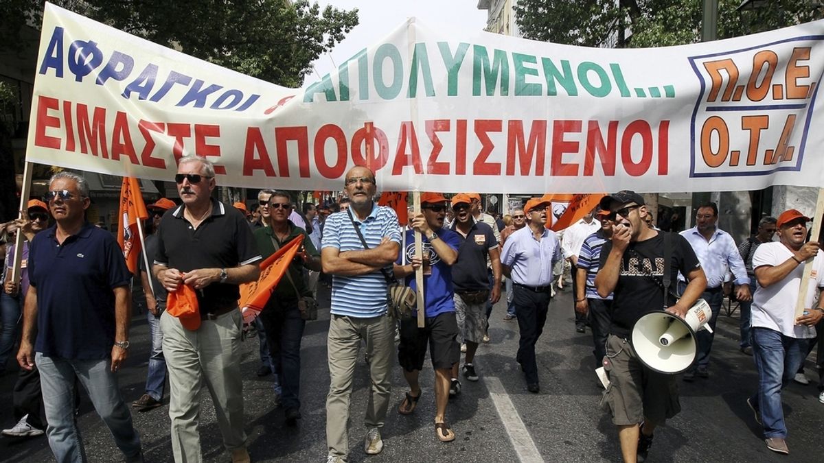 Funcionarios civiles durante una marcha ante el Ministerio de Finanzas en Atenas