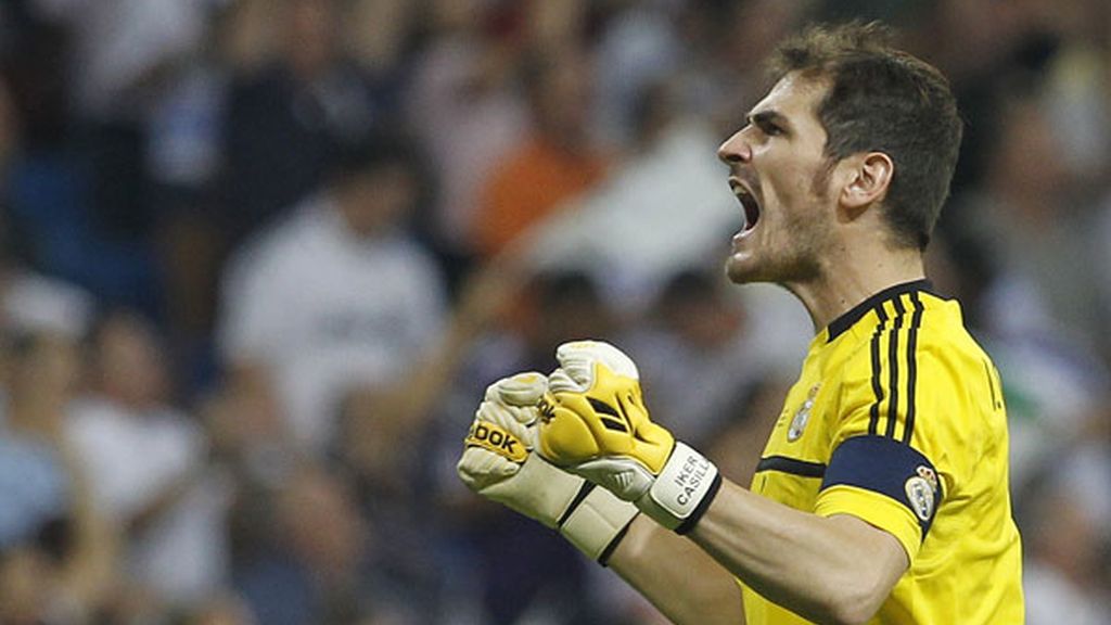 Iker Casillas celebra el segundo gol de su equipo (2-2)