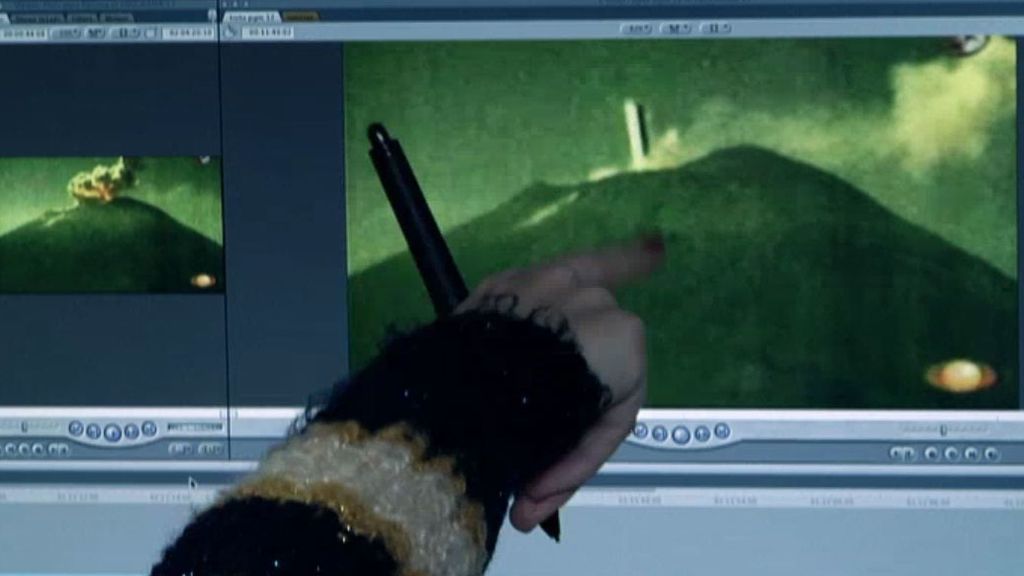 Extrañísimo objeto luminoso adentrándose en un volcán
