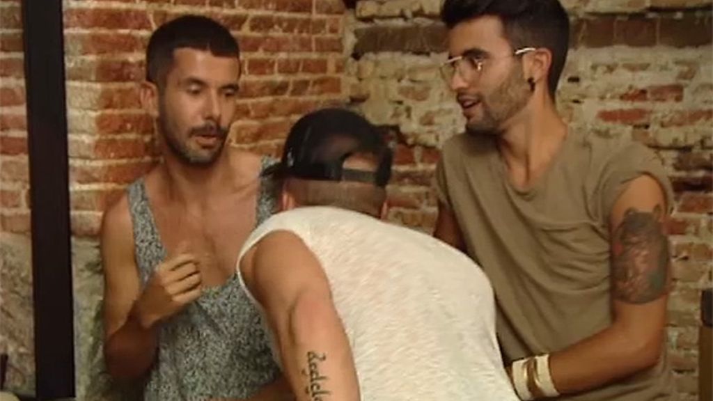 Los chicos luchan por captar la atención de Pedriño