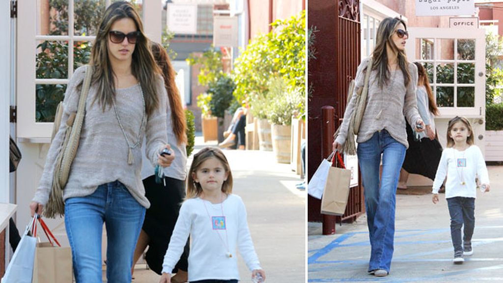 De jeans, roqueras, 'sporty': Alessandra Ambrosio y su pequeña Anja, looks a dúo