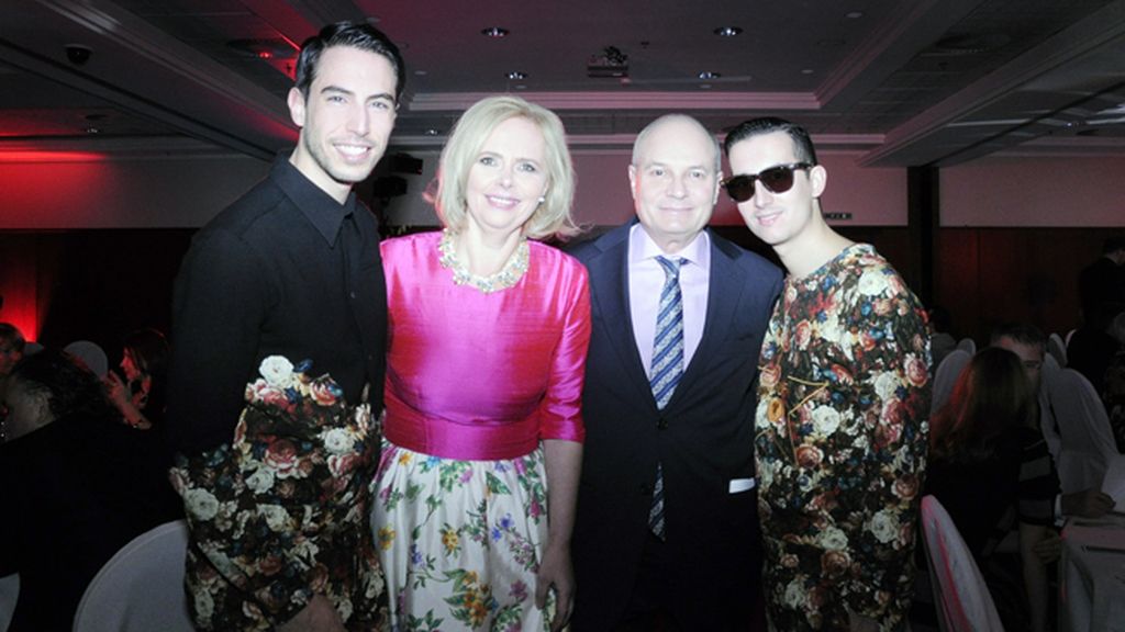 Posamos junto a Jana Sokolová y el Profesor Rubén Bild, vestidos de Ana Locking