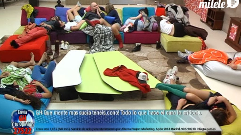 Juan, además de dejarse querer, también se deja depilar las cejas...