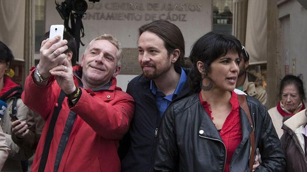 Pablo Iglesias recorre las calles de Cádiz horas antes del mitin final