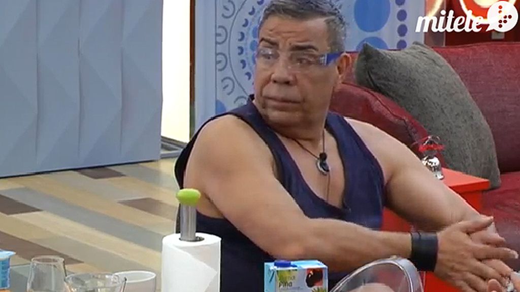 Ylenia vierte el zumo por mirarse al espejo y Aguasantas pide un médico