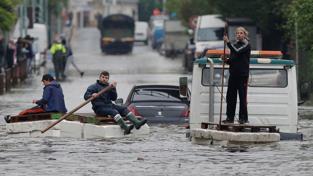 Vecinos de París tratan de ponerse a salvo de la crecida del Sena