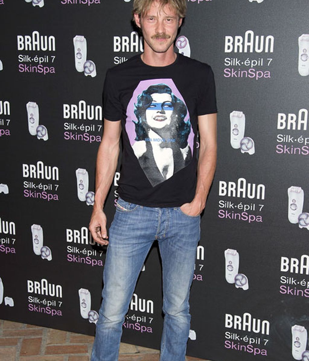 El look informal de Eloy Azorín con vaqueros y camiseta