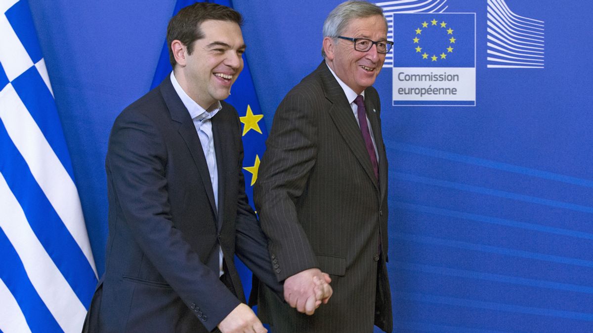 Tsipras y Juncker de la mano antes de su reunión en Bruselas
