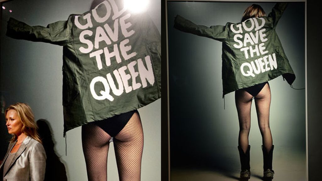 Esta imagen fue tomada por Craig McDean y muestra a Kate de espaldas vestida con una chaqueta verde que dice 'Dios salve a la reina'