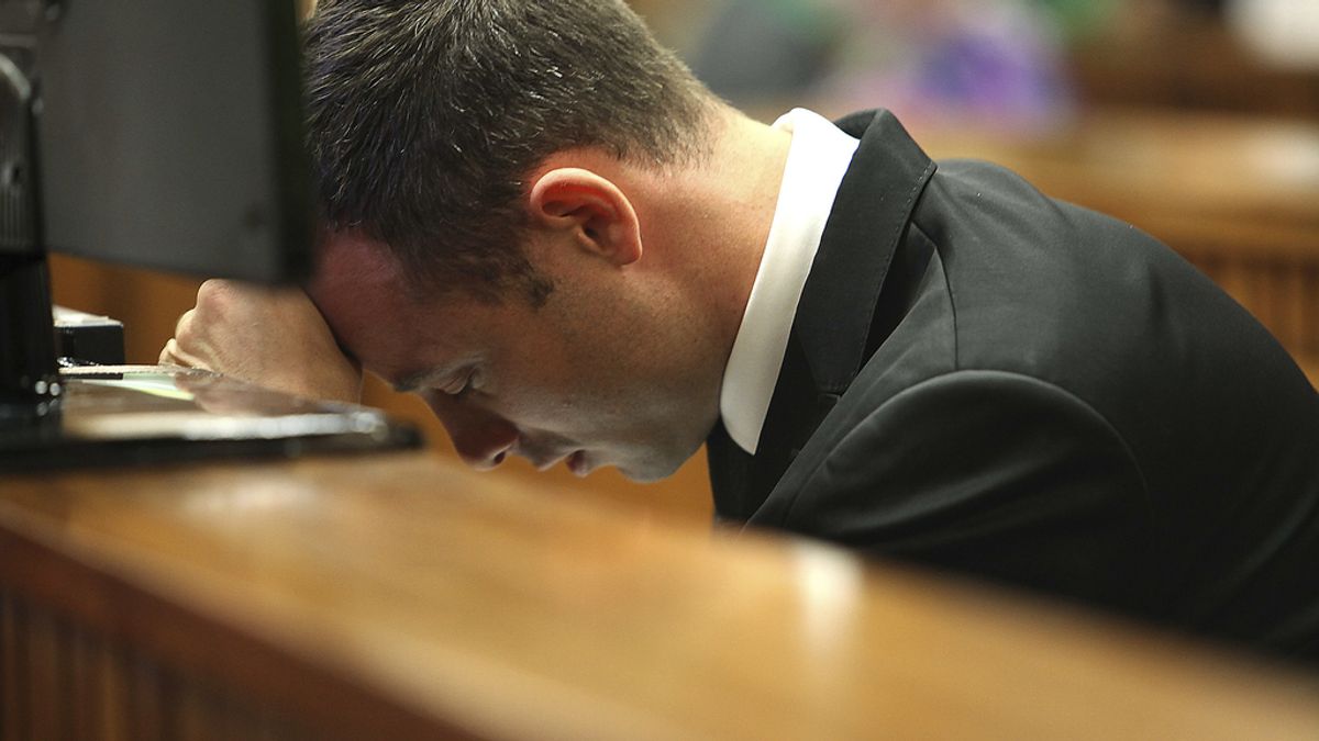Oscar Pistorius se derrumba durante el juicio