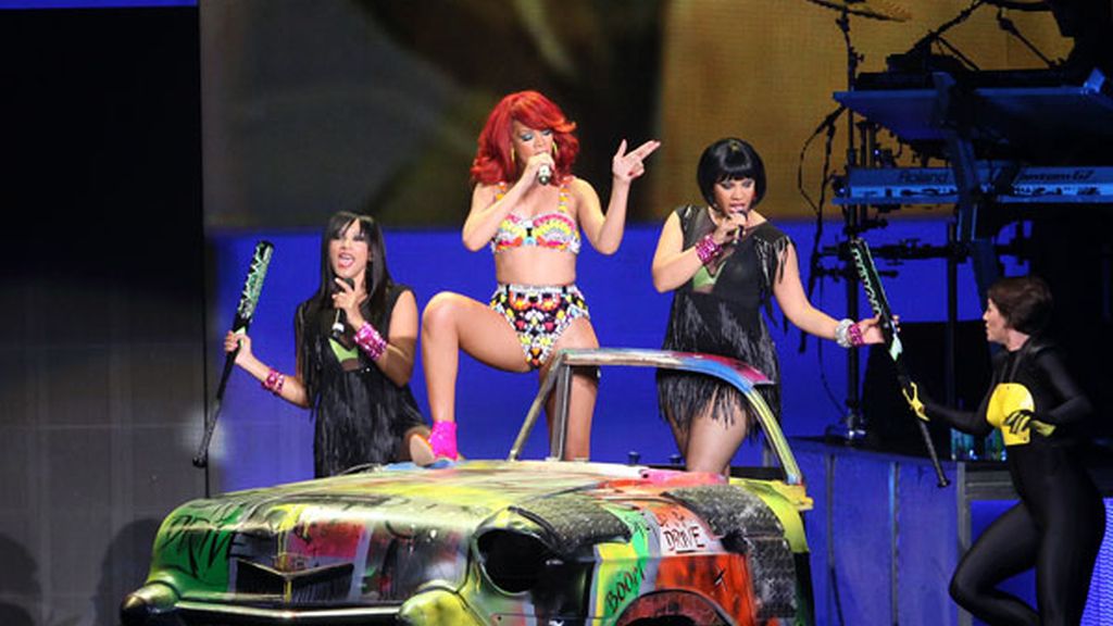 La gira de Rihanna: estilismo a lo Lady Gaga; actitud a lo Diego Forlán