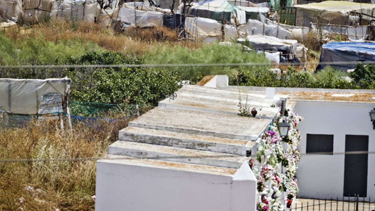 Cementerio y chabolas en Lepe
