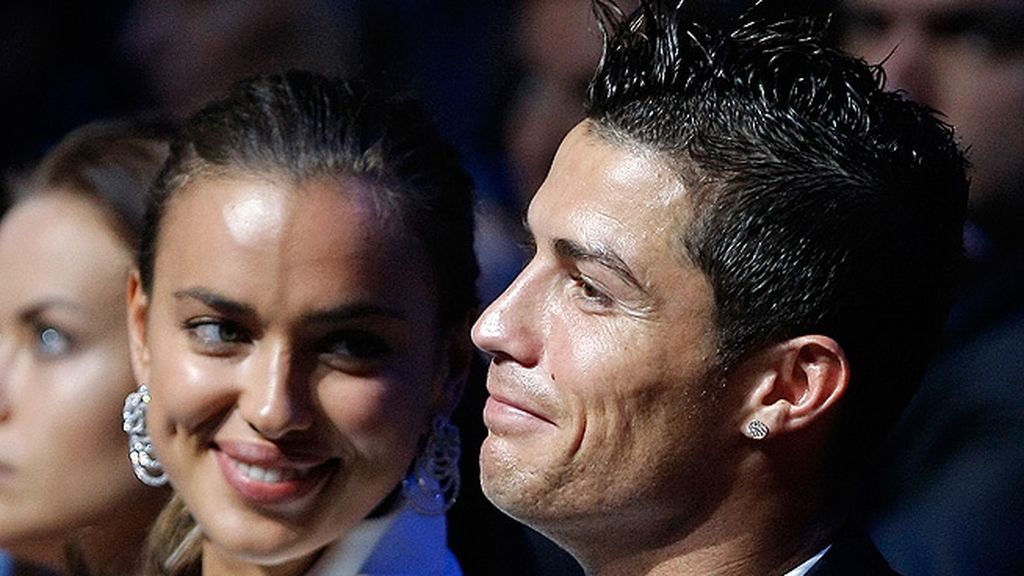 Cristiano reaparece con una súper escotada Irina y da un recital de caritas largas