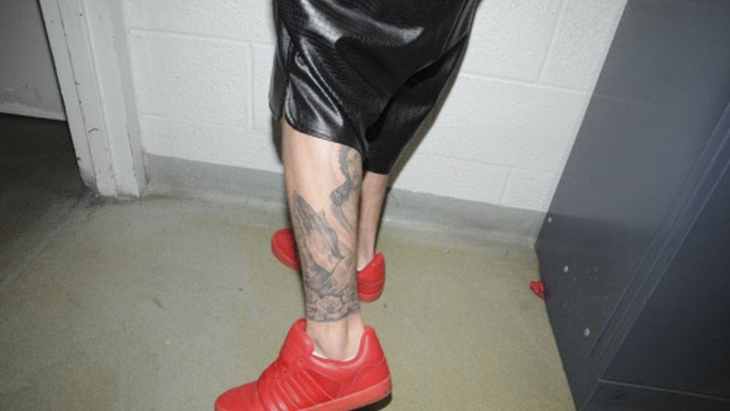 Justin Bieber presume de tatuajes el día de su arresto policial